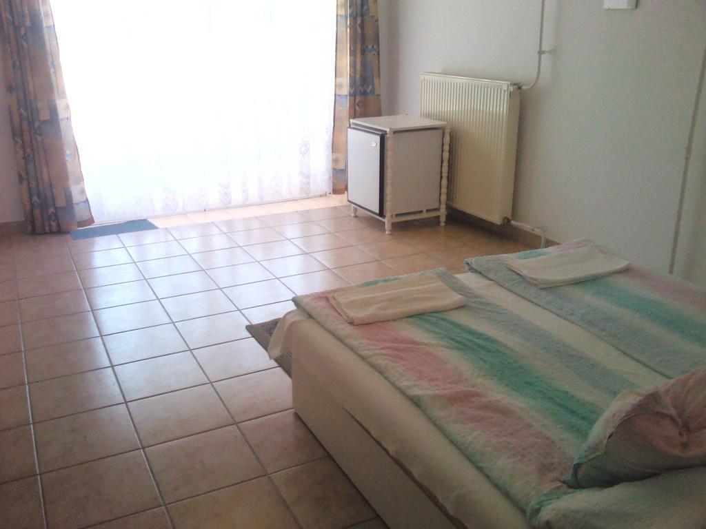 Napfeny Apartment Кестхей Номер фото
