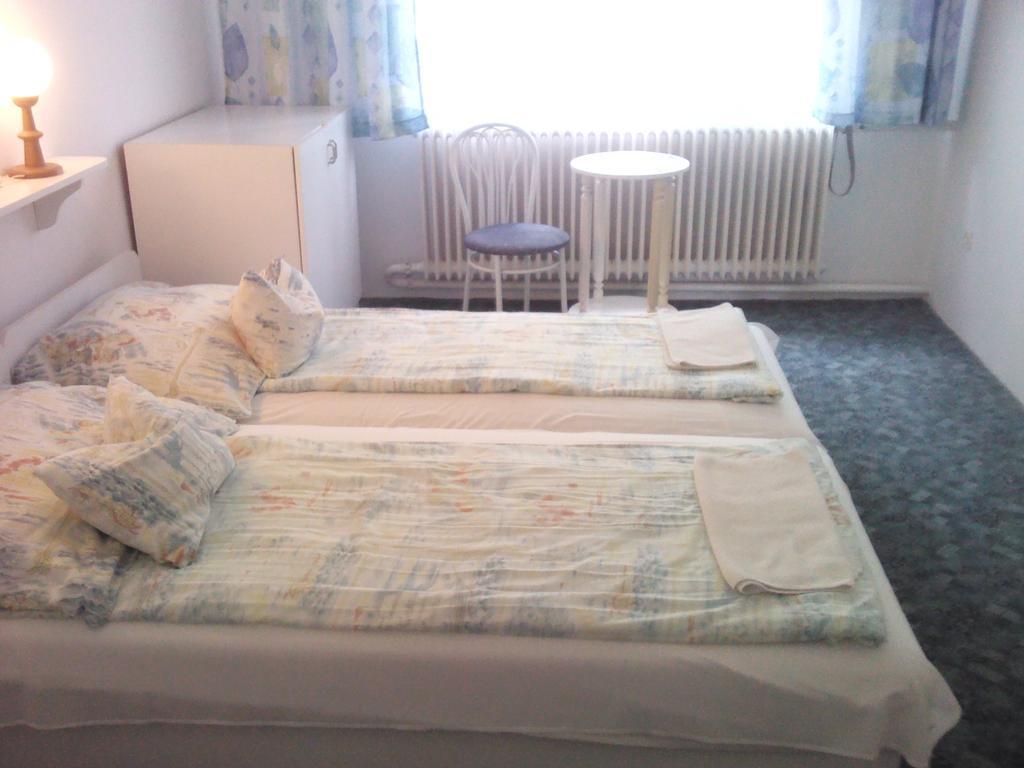 Napfeny Apartment Кестхей Номер фото